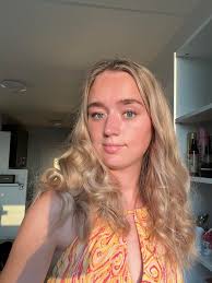 VÆRELSE SØGES !! Med indflytning den 1. Januar eller 1. Februar Om mig: Jeg  hedder Jodie, er 22 år og læser til daglig på Markedsføringsøkonom. Jeg er  en meget social og