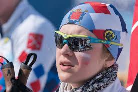 Retrato De Una Deportista Con Portateléfonos Inteligentes Y Pulseras De Terry  Blanco Sosteniendo Una Botella De Agua Sentada Sobre Imagen de archivo