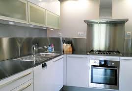 Une large gamme de revêtements pour répondre aux contraintes de très utilisé dans les lieux publics pour sa résistance à la corrosion, l'inox brossé se développe et fait. Photos Credences Inox Realisation De Credences Plaques Et Fonds De Hotte En Inox