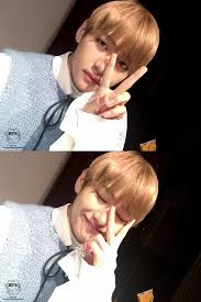 Bts V Uses This Signature Pose Whenever He Gets His Photo Taken Koreaboo Znamenitosti Kej Pop Bojfrendy