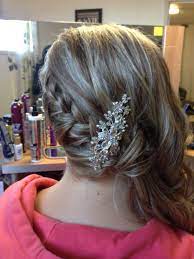 Coiffure De Mariage Pour Cette Jeune Dame Tresse Francaise Et Lousse Ondules De L Autre Cote Simple Et Tendance Women Fashion Ear Cuff
