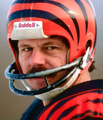Ken Anderson 🐅 🏈 Anderson spent his entire career with the Cincinnati  Bengals. Anderson led the league in passer rating four times, completion  percentage three times and passing yards twice. In 1981,