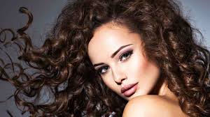 Donna bruna con i capelli ricci lunghi e lucenti. Piega Capelli A Boccoli I Rimedi Top Per Fissarla Senza Lacca