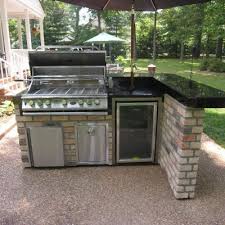 this l shaped outdoor kitchen features