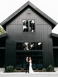 Black And White Barn Style House Fashion Forward Wedding Inspiration At Spain Ranch S Black Barn Green Wedding Shoes Black House Exterior Barn Style House Best Barns