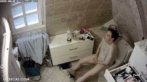 被入侵(hacked)监控摄像头漂亮的妻子在卫生间一边看色情视频一边自慰，性高潮- 吝啬猫