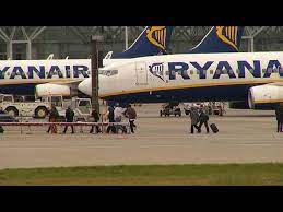 Dall'imbarco prioritario al bagaglio extra in stiva alle strutture di fast voli e destinazioni ryanair. Emergenza Su Un Volo Ryanair Youtube