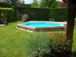 Une Piscine Piscinelle Octogonale En Bois Situee A L Arriere D Une Maison Amenagement Piscine Hors Sol Piscine Amenagement Piscine