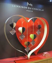 Inspiration Saint Valentin Description Attraper Les Chocolats Avec La Bouche Valentines Window Display Saint Valentine Valentines Flowers