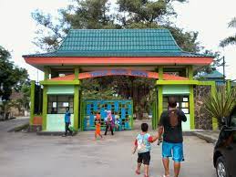 Harga tiket masuk taman wisata lembah hijau lampung 2016 (87) december (31) november (42) october (14) simple theme. Suatu Hari Di Taman Wisata Umbul Damarojat Blog Lifestyle Perempuan Dan Keluarga Indonesia