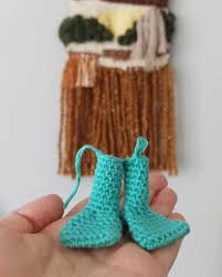 Bu Paytak Ayaklar Kimin Ayaklari Ki Acaba Amigurumibyguli Gulimcal Tum Heyecani Ile Devam Ediyor Ne Olacak Ki Tavus Kusu 2020 Dokuma Oya Amigurumi Modelleri