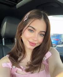 بيسان اسماعيل بلوك وردي ناعم في أحدث إطلالاتها شاركت نجمة السوشال ميديا  #بيسان_إسماعيل صورا عبر ستوري حسابها بإنستغرام من إطلالتها الأخيرة. واعتمدت  بيسان لوك كاجوال مكونا من توب باللون الوردي بلمسة مميزة