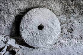 أحجار الرحى.. طاحونة الحبوب الأثرية قديمًا – Al Etihad Press – شبكة الاتحاد  برس