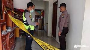 Tepat jam 6 sore, mobil suaminya tiba dihalaman rumahnya, melihat itu mona keluar rumah dan mengunci pintunya, saat itu supir suaminya telah turun dari mobil dan membukakan pintu mobil dibagian penumpang, monapun bergegas naik kedalam mobil. Perjaka Tua Lamongan Ditemukan Tak Bernyawa Di Rumah Sendiri Ketahuan Gegara Bau Menyengat Tribun Jatim