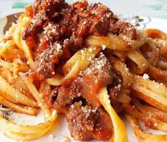 Il ragù di cinghiale con il sapore deciso della carne di selvaggina conquisterà i vostri ospiti regalandovi un piatto alternativo al ragù bolognese. Tagliatelle Al Ragu Di Cinghiale La Cadrega