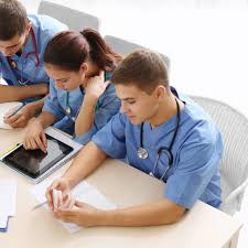 Lei permite que CFM barre registro de médico por nota ruim no Enamed? Especialistas respondem