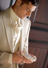 Handgefertigte jungen anzug in leinen mit off white shirt und leinen beige hose; Brautigam Anzuge Sale Hochzeitsanzuge Outlet