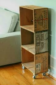 etagere en caisses de vin et roulette crate bookcase crate shelves diy bookshelves diy