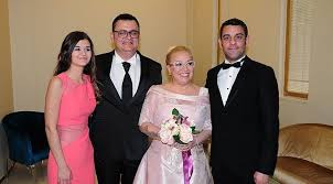 İlk ve orta öğrenimini i̇stanbul'da yer alan nurettin teksan okulunda tamamladı. Annesine Nikah Sahitligi Yapti Sozcu Gazetesi