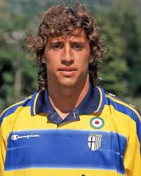 🗣 Hernán Crespo: "Sin tener características físicas superiores, traté de  completarme cabeceando, pateando con la derecha, con la zurda, trabajando  muy duro para llegar donde llegué. Fui un apasionado por la táctica