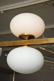 Italienischer Länglicher Opaline Glas Kronleuchter Mit Zehn Kugeln Und Messing Rahmen