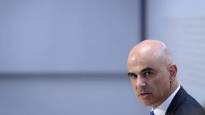 Eidgenössisches büro für die gleichstellung von frau und mann ebg das ebg ist zuständig für gleichstellung und chancengleichheit der geschlechter. Frau Soll Alain Berset Mit Fotos Erpresst Haben Pilatustoday