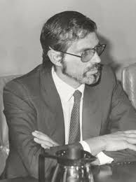 File:Josep Borrell, secretario de Estado de Hacienda, en la rueda de prensa  posterior al Consejo de Ministros (18 de abril de 1984).jpeg