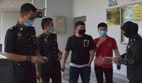 Option binary tidak tersedia untuk dagangan di rantau ini. Tiga Beradik Didenda Rm11 500 Jual Minyak Angin Tiruan