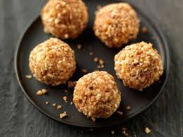 Truffes Au Chocolat Blanc Et Eclats De Noisettes Recettes Recette Truffes Au Chocolat Recette Truffe Chocolat Truffe Chocolat Blanc