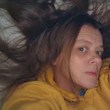 looking at this old flick and it feels like a past life. i legitimately  don't recognize that girl.