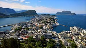Ålesund ligger vakkert til, bygget på flere øyer, ved inngangen til noen av verdens mest berømte og maleriske fjorder og naturattraksjoner. Alesund Kommune Far Ros For Sprakbruksplan Lnk Nytt