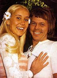 Written by benny andersson, björn ulvaeus and abba's manager stig an.derson, this song out to be a single with a varied chart history around the world. Pin Von Helen Middlemas Auf Famous Couples Abba Musik Prominente