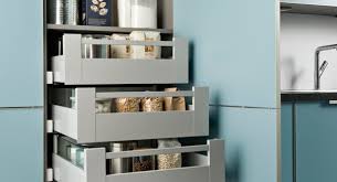 Fanou11deux meubles mis en place sur l'alignement encadrant le bloc évier. 10 Suggestions Pour Gagner De La Place Sans Gacher La Deco Darty Vous