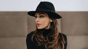 Anna tatangelo con gigi d alessio e finita from cdn.tuttosport.com anna tatangelo lyrics with translations: Jb 7i6rdyznatm