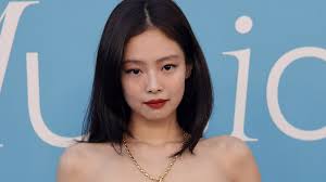 Elegant und außergewöhnlich: Jennie Kim zeigt uns mit ihren Golden Hour  Nails, wie wir Gold jetzt am liebsten tragen