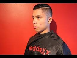 Il suffit de couper les cheveux plus courts sur le côté et de les avoir de plus en la coiffure dégradée pour homme avec trait inspire aussi bien les férus de coiffures afro Les Tutos De Meddexx Comment Faire Une Coupe De Cheveux En Degrade Avec Ligne Homme Youtube