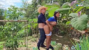 Ladrona es atrapada y follada al aire libre por el dueño de una granja