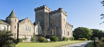I castelli scozzesi sono edifici che combinano fortificazioni e residenza, costruiti all'interno dei confini della scozia moderna e presenti su tutto il suo territorio. Dormire In Un Castello In Scozia Hotel Migliori E Zone Consigliate Scozia Net
