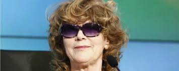 In 1965 she debuted in the sanremo festival with nessuno mi può giudicare. Caterina Caselli E Il Cancro Ho Vissuto Il Male Sotto La Parrucca Tvzap