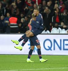 Les cotes et notre pronostic vous aideront a parier sur ce match. Kylian Mbappe Of Paris Saint Germain Celebrates His Score With Neymar Neymar Paris Saint Germain Football Match