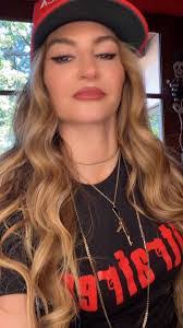 Shanda Golden's Instagram, Twitter & Facebook