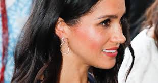 Meghan markle is utterly unrecognizable with her natural hair celebrities tend to be style chameleons by nature, changing their looks to suit their latest roles. Meghan Markle Curly Hair Pictures Popsugar Beauty