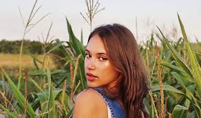 Alicja szemplińska, od 2020 roku nagrywająca pod pseudonimem alicja (zapis stylizowany: Alicja Szemplinska Z The Voice Of Poland Kim Jest Dziewczyna Macieja Musiala Viva Pl