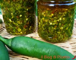 Mettete i peperoncini negli appositi barattoli di vetro e versate abbondante olio, sino ai bordi dei vasetti, dopodiché richiudeteli con i rispettivi coperchi. Peperoncini Piccanti Verdi Calabresi Sott Olio