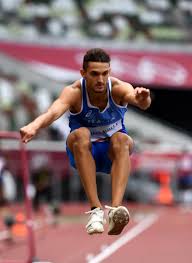 Salto triplo è stato l'ultimo . olimpica iniziò con 15,76 m e, al quarto salto, ottenne la misura record. Ga89lfjenexoum