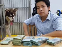 Một trong những video hút fan của khoa pug là giả nghèo vào khách sạn 5 sao nổi tiếng nhất sài gòn và cái kết đăng tải cách đây 7 tháng đã thu hút tới gần 8 triệu view. Khoa Pug Tuyen Bá»' Ä'an Ong Han Quá»'c Ngheo Má»›i Sang Vn Láº¥y Vá»£ Dan Máº¡ng Tranh Cai Gay Gáº¯t