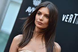 Emily ratajkowski proudly displays her underarm hair in a new photo and accompanying essay in harper's bazaar. Emily Ratajkowski Debuts New Wigged Out Bob Hairstyle On Instagram Allure