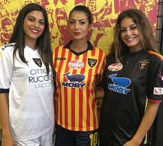 In questa categoria avrai la possibilità di acquistare le maglie con i nomi dei giocatori, complete di nome e numero, patch serie b e sponsor pubblicitari. Maglie Lecce 2017 2018 Tornano Le Strisce Strette Giallorosse