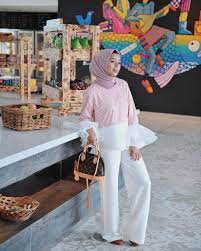 Jun 15, 2021 · kali ini the f thing membagikan tips terbaik seputar fashion bersumber dari selebgram jo yuri (@yuriiaw). 25 Ide Outfit Baju Atasan Berhijab Ala Selebgram 2018 Terbaik Hijab Model Pakaian Hijab Gaya Model Pakaian