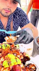 Que guapo tan marisquero el barbas Mazatleco!